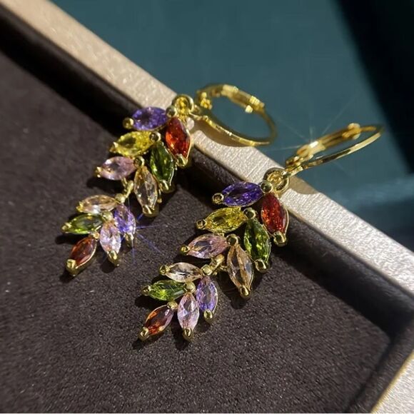 ✨🆕✨ 14K Gold Plated Exquisite Leaf Design Zircon Dangle Earrings ✨ - Picture 1 of 12